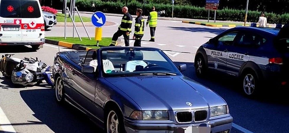 Violento tamponamento alla rotatoria tra moto e auto: a terra un motociclista 66enne trasportato in ospedale